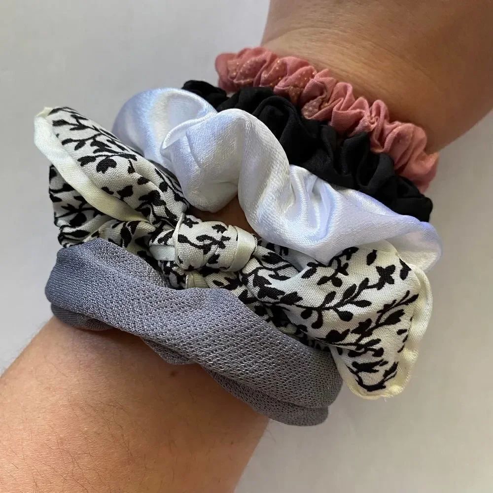 𝅺Set of 5 Scrunchies - White and Black Print Bow